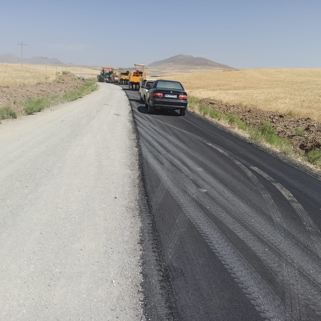 بازدید معاون فرماندار نقده از روند آسفالت محور روستای وزنه