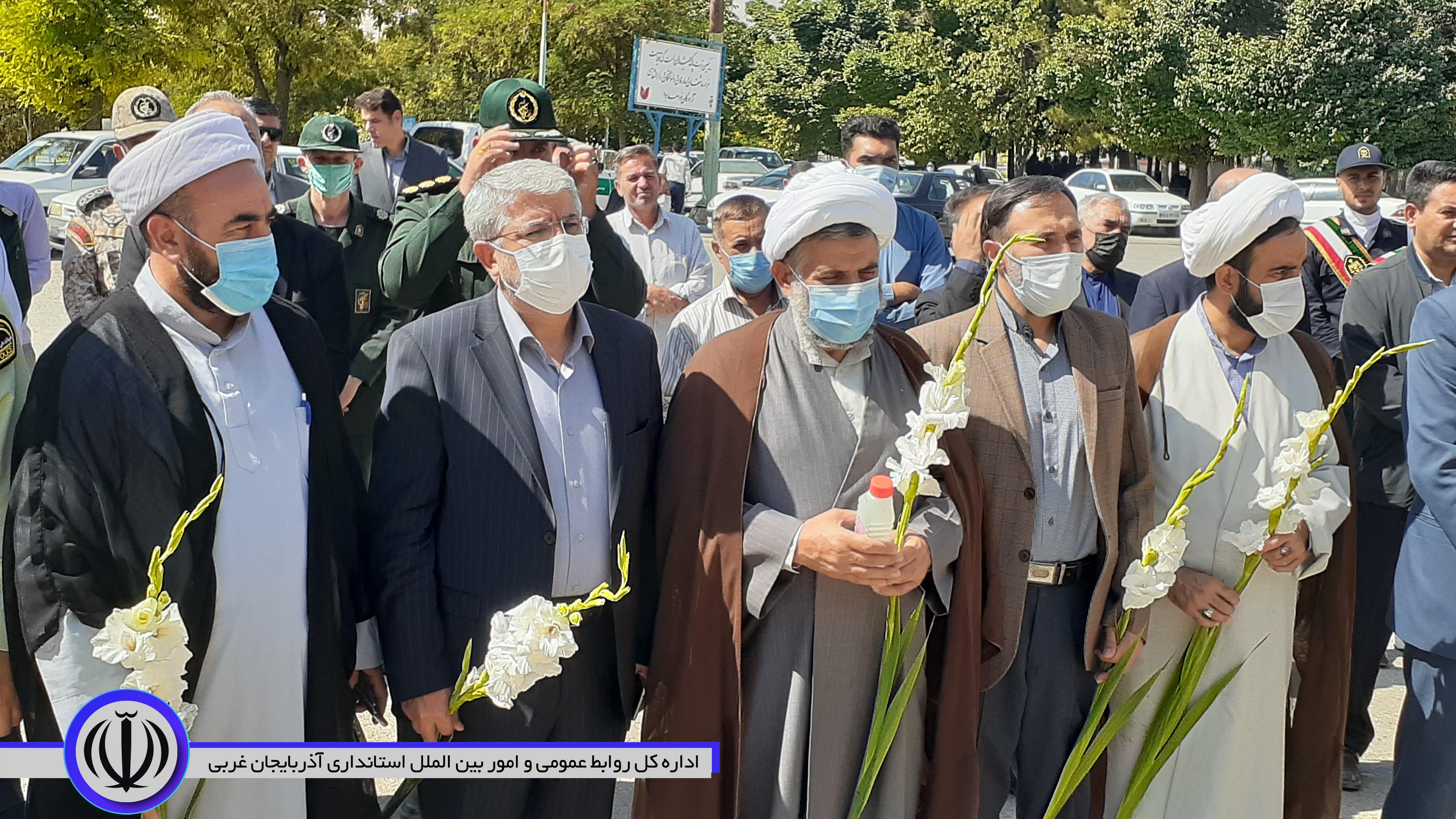غبارروبی و عطر افشانی مزار مطهر شهداء با حضور منوچهر شاکر فرماندار شهرستان