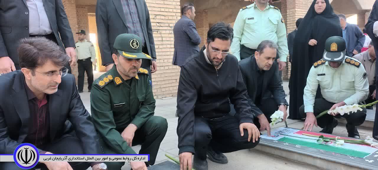 غبارروبی و عطر افشانی مزار مطهر شهدا شهرستان نقده