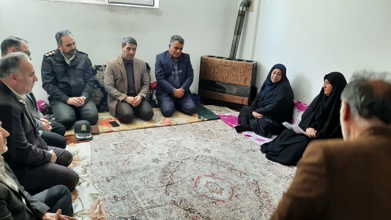 دیدار فرماندار شهرستان نقده با خانواده های معظم شهید علی رضا قلی زاده و شهید زیاد زاهد