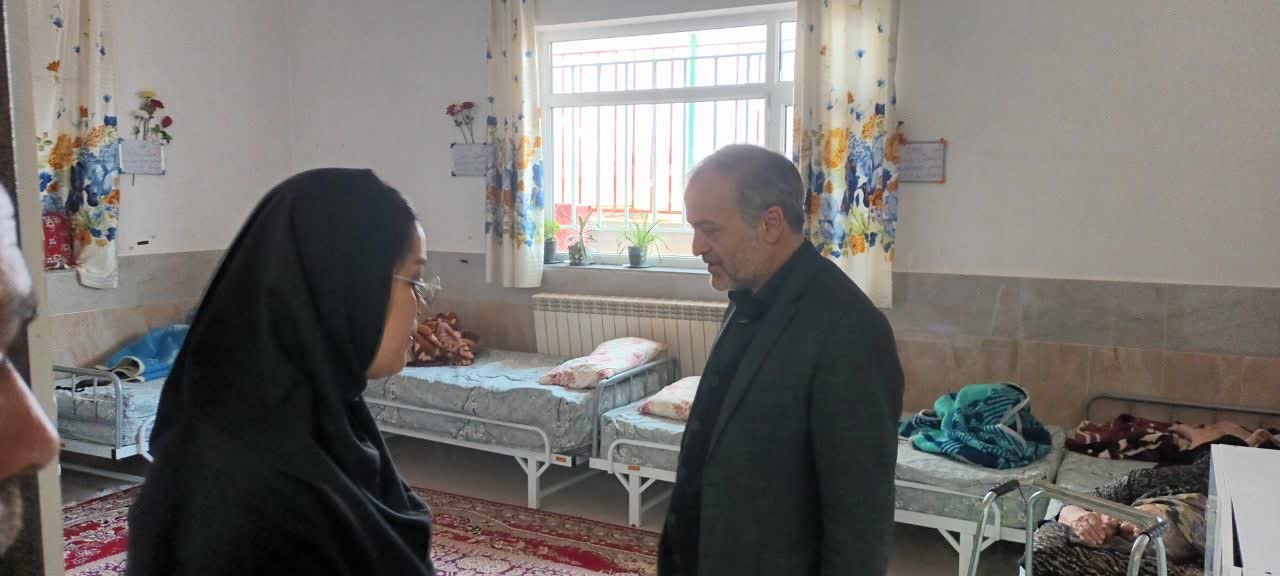 حضور فرماندار نقده در سرای سالمندان و دیدار با مادران این مرکز