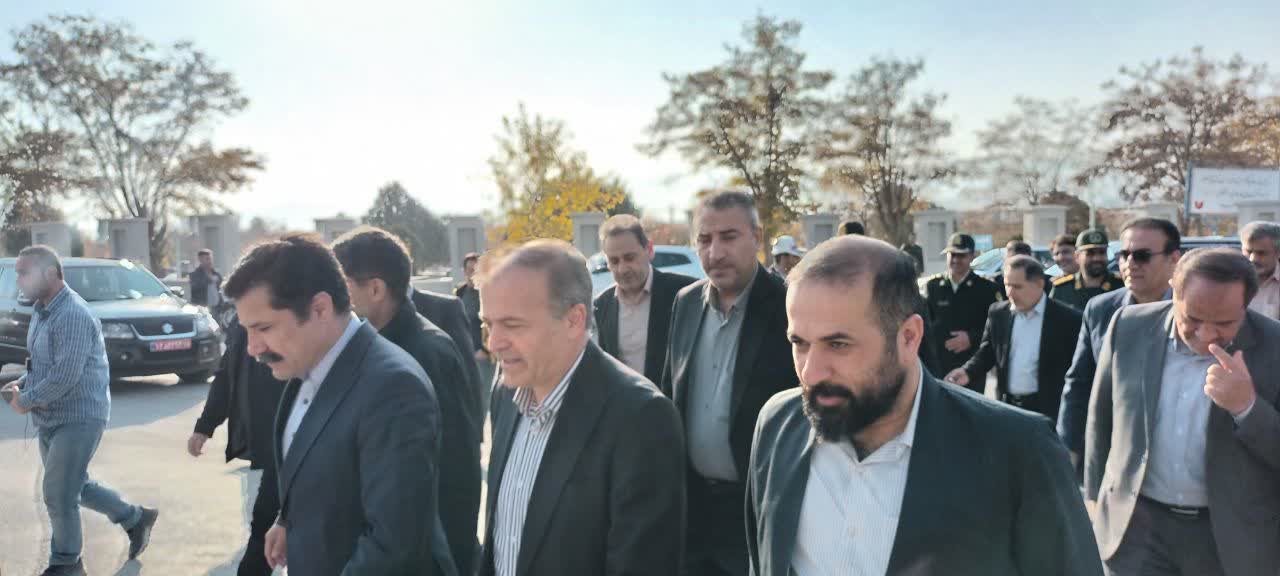 حضور معاون رئیسجمهور در امور توسعه روستایی و مناطق محروم کشور در مزار شهدا و تجدید میثاق با آرمانهای شهدا در بدو ورود به شهرستان نقده