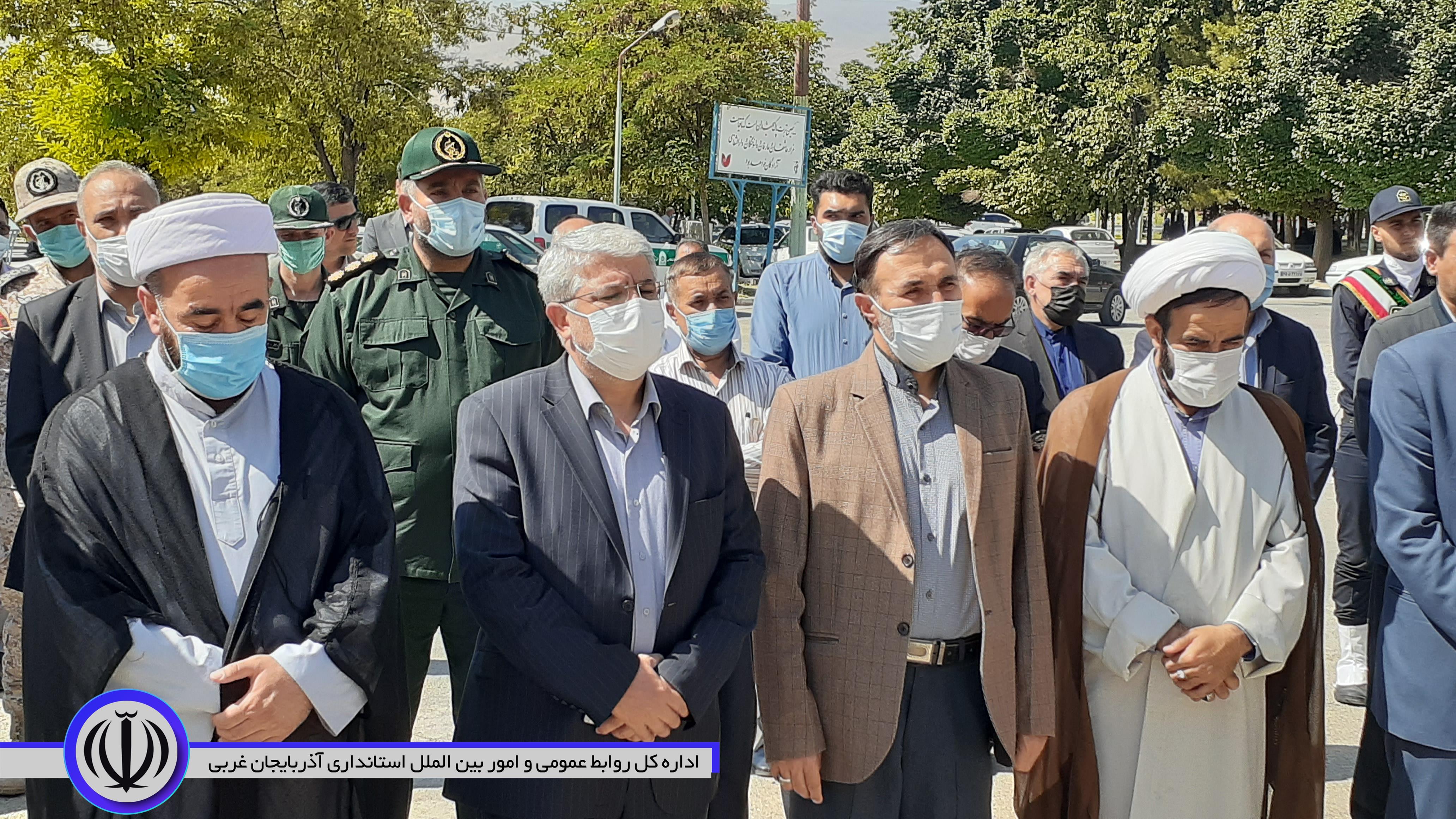 غبارروبی و عطر افشانی مزار مطهر شهداء با حضور منوچهر شاکر فرماندار شهرستان