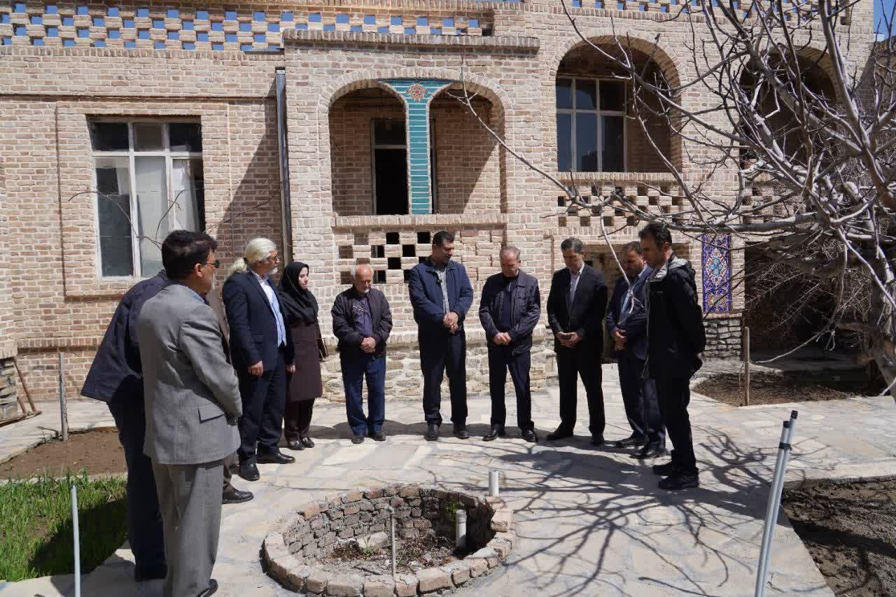 بازدید فرماندار نقده و مدیرکل میراث فرهنگی استان از اولین خانه صنایع‌دستی در حال احداث بخش خصوصی در شهرستان نقده + تصاویر