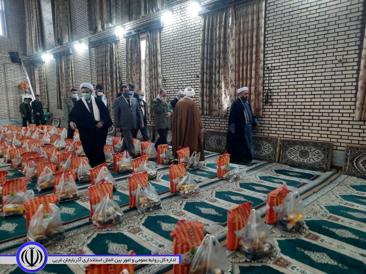 توزیع 1400 بسته معیشتی با حضور فرماندار نقده و فرمانده سپاه شهدای استان آذربایجان غربی