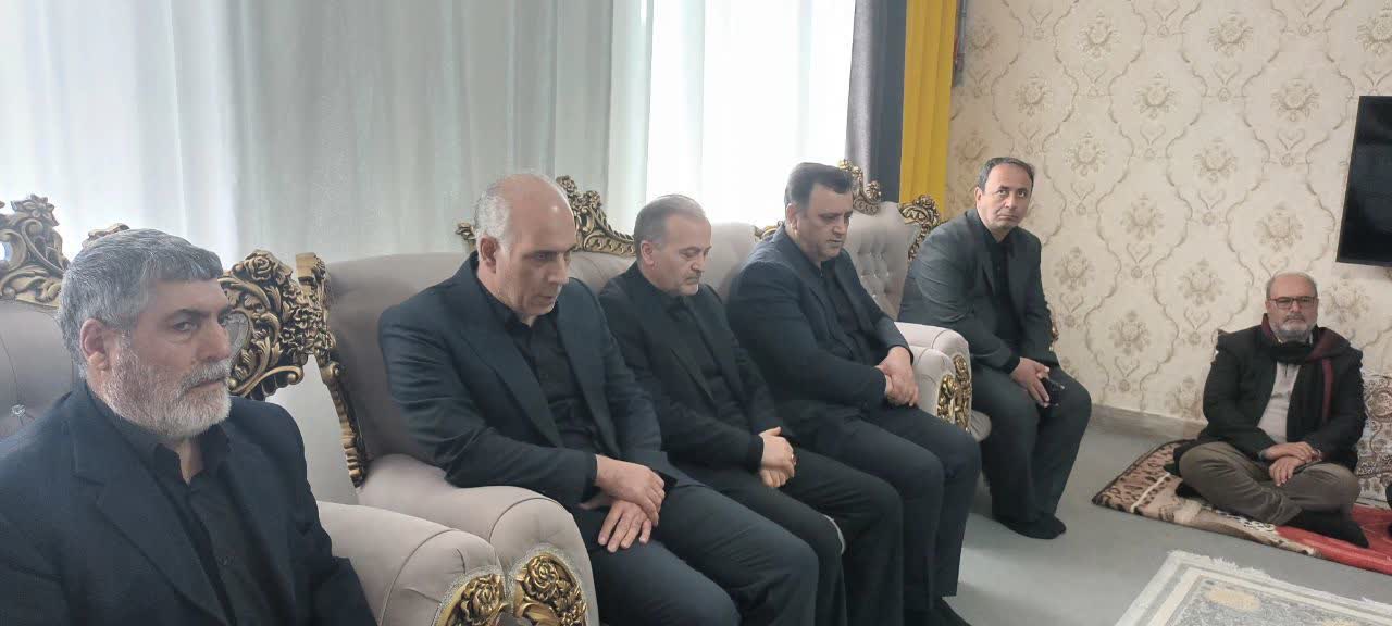 دیدار فرماندار شهرستان نقده بهمراه مسوولین استانی با جمعی از خانواده های شهدای حمله اخیر امریکای جنایتکار و رژیم صهیونیستی به نقاطی در نقده + تصاویر