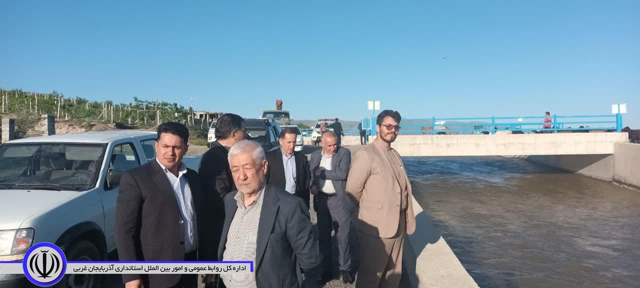 جمع آوری تجهیزات و لوله های آبرسانی غیرمجاز در پی رها سازی آب از کانال کانی سیب به دریاچه ارومیه