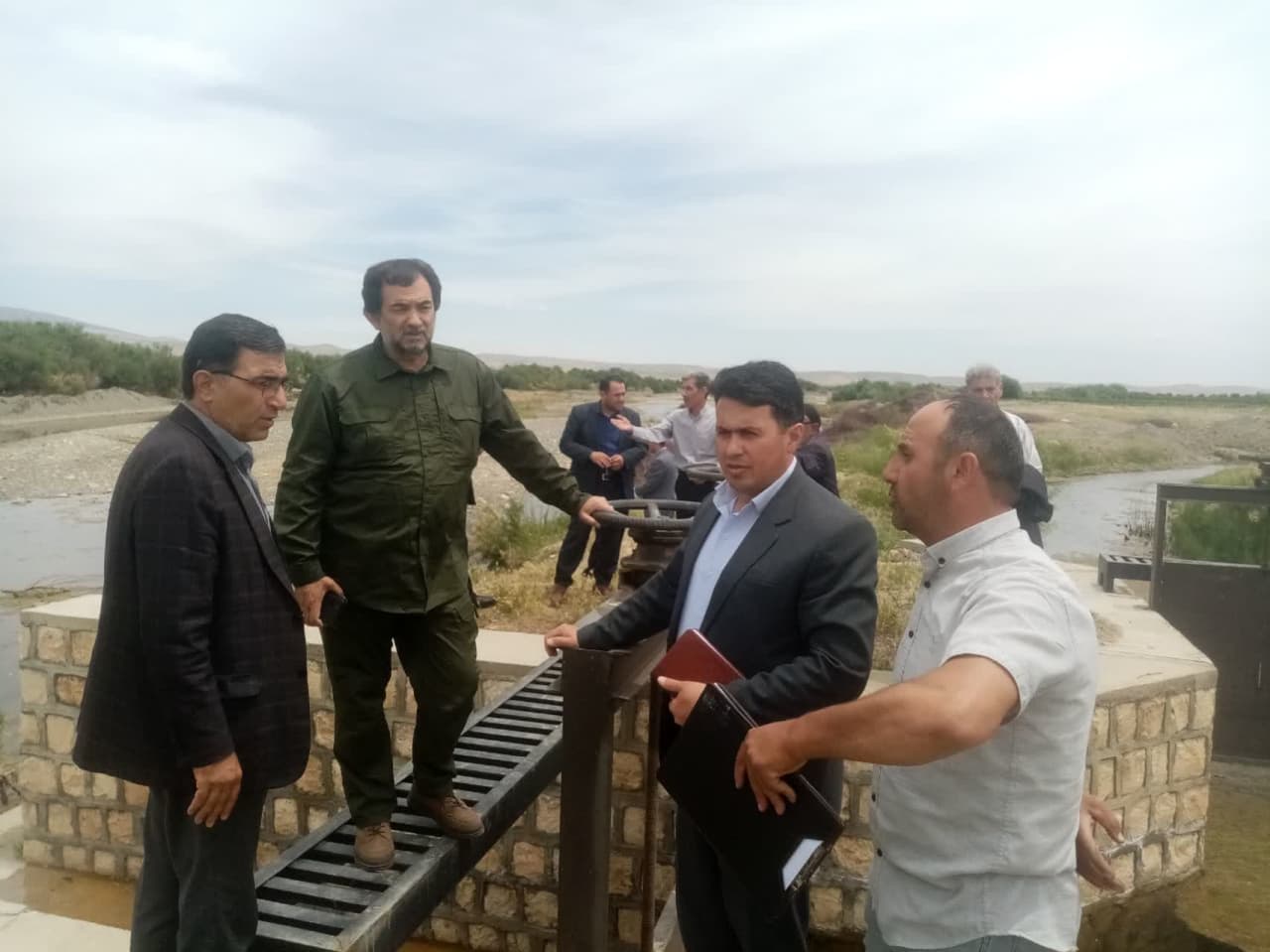حضور معاون عمرانی فرمانداری، نماینده مجلس و بخشدارمرکزی نقده در روستای آلاگوز علیا جهت رسیدگی به مشکلات