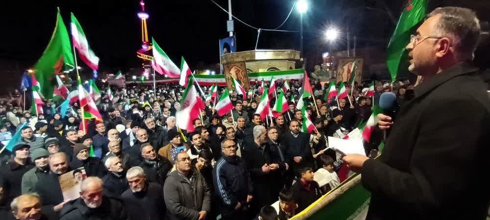 حضور معاون استاندار آذربایجان‌غربی در تجمع شبانه مردمی شهرستان نقده