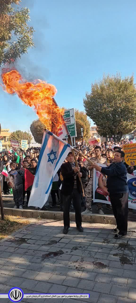 راهپیمایی باشکوه یومالله 13آبان در شهرستان نقده برگزار شد