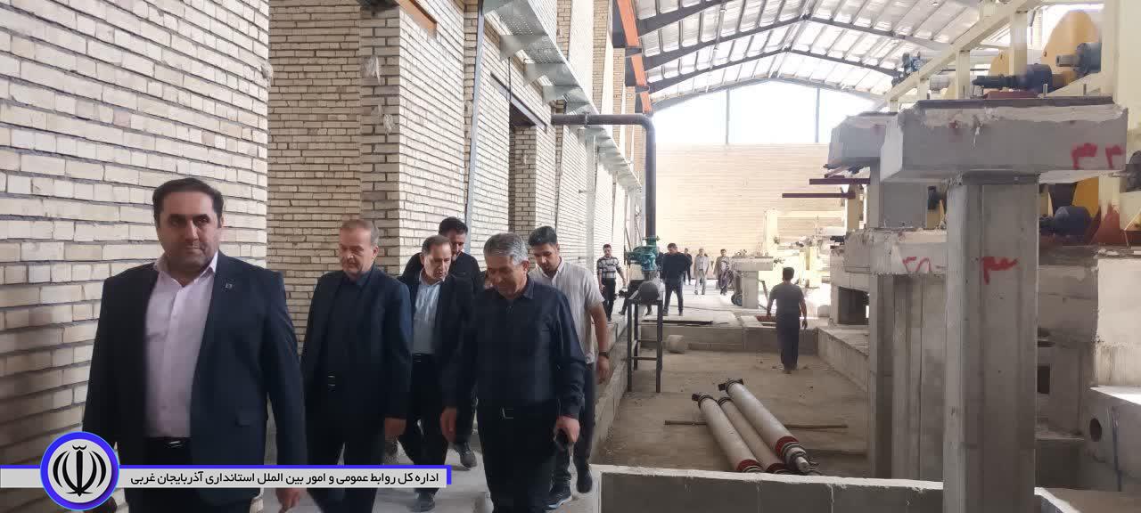 بازدید سرپرست فرمانداری نقده و مدیرکل شرکت شهرکهای صنعتی استان از ناحیه صنعتی شهید بروجردی خلیفهلو با هدف رفع موانع تولید