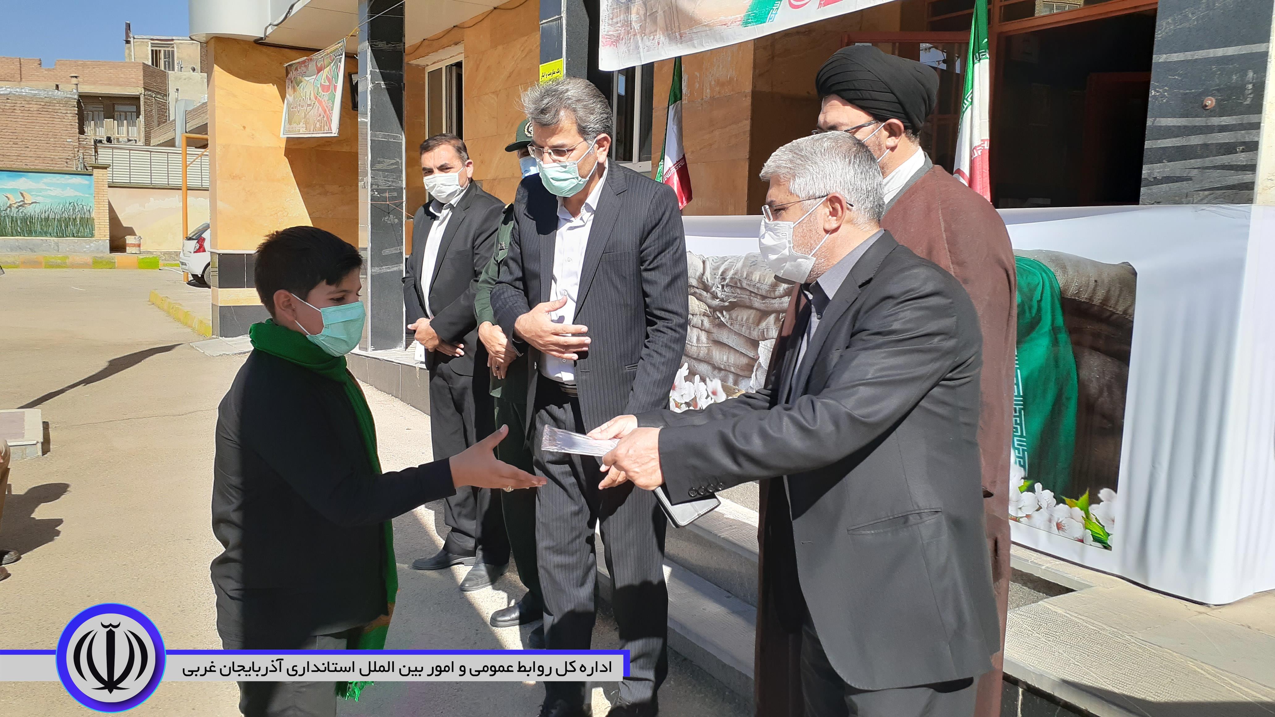 نواختن زنگ مقاومت و ایثار با حضور منوچهر شاکر فرماندار شهرستان نقده