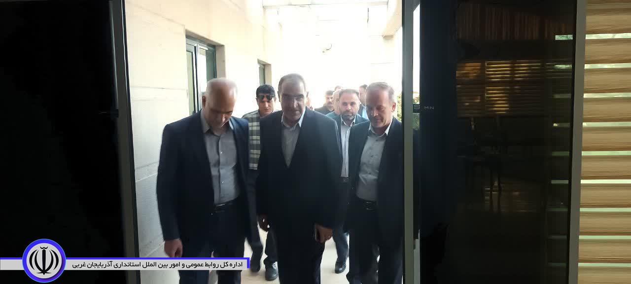 دکتر قاضی زاده هاشمی با استقبال امیرعباس جعفری سرپرست فرمانداری نقده وارد شهرستان شد.