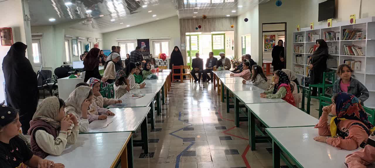 تجلیل فرماندار شهرستان نقده از دختران شهید عزیز عباس زاده