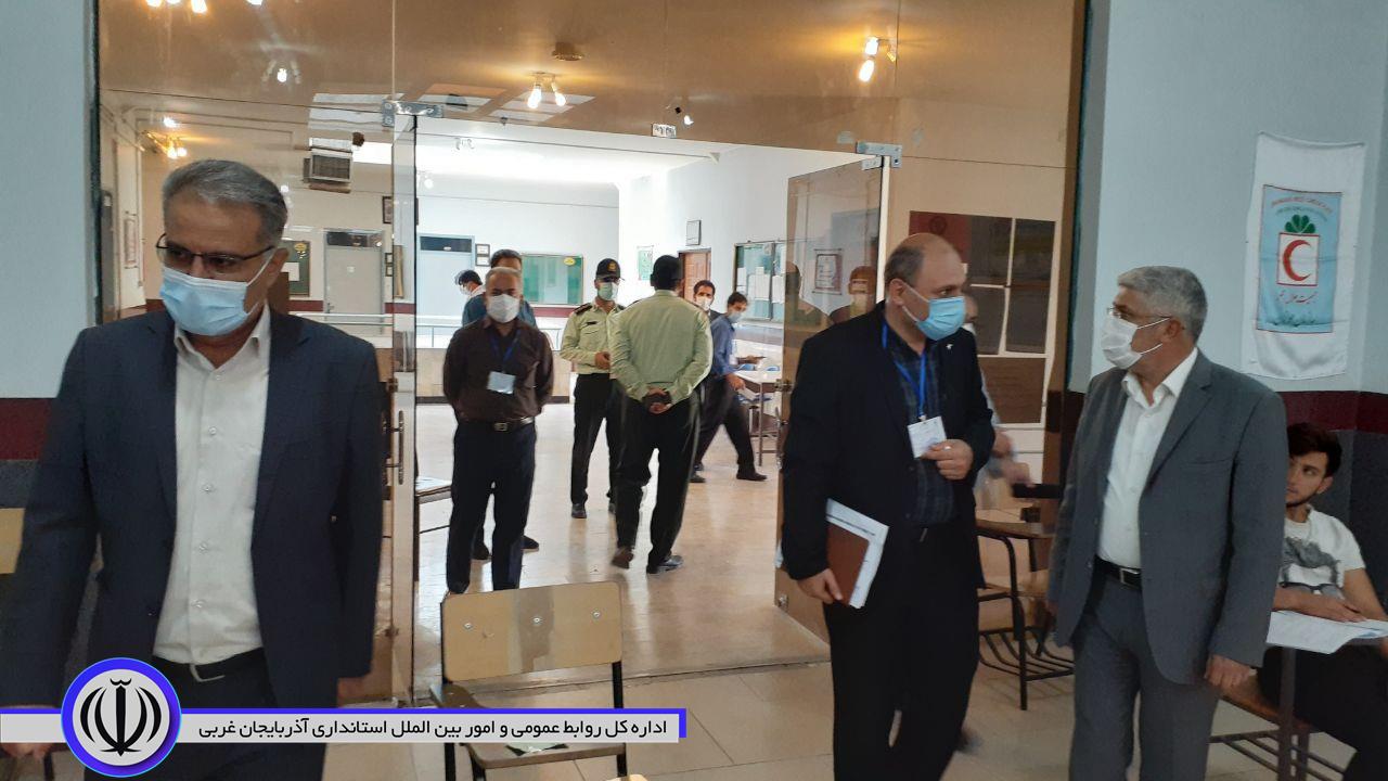 بازدید منوچهر شاکر فرماندار شهرستان از حوزه های برگزاری آزمون سراسری در حوزه شهرستان