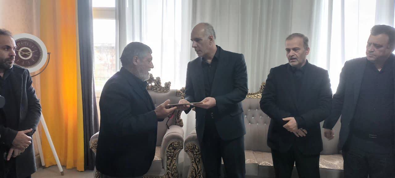 دیدار فرماندار شهرستان نقده بهمراه مسوولین استانی با جمعی از خانواده های شهدای حمله اخیر امریکای جنایتکار و رژیم صهیونیستی به نقاطی در نقده + تصاویر