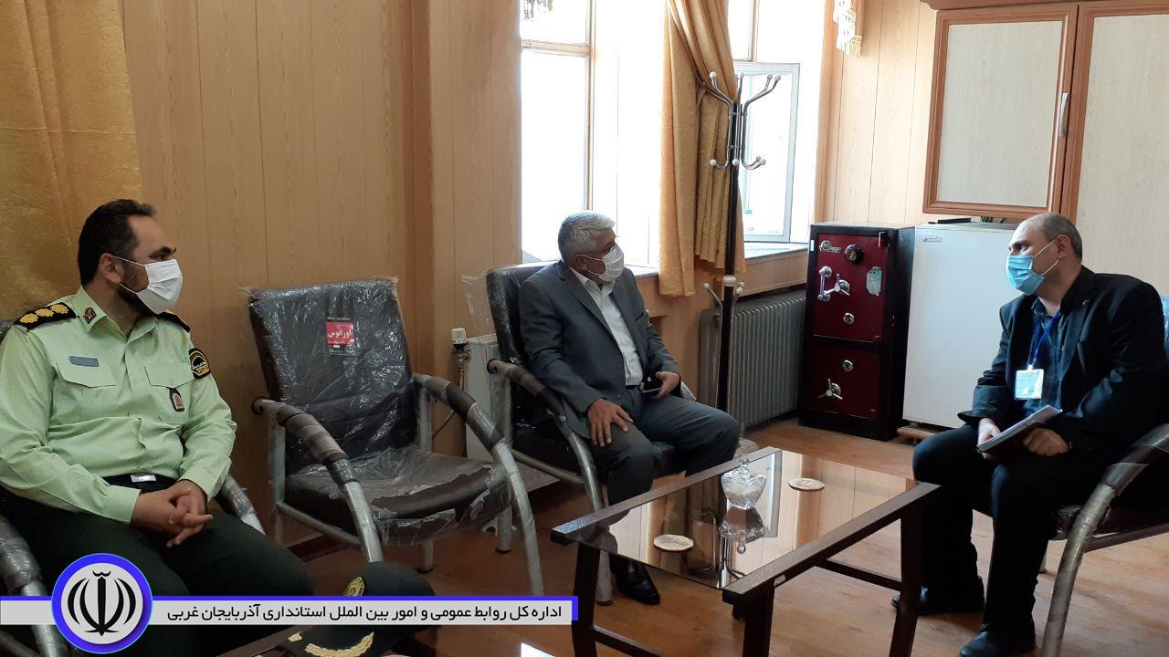 بازدید منوچهر شاکر فرماندار شهرستان از حوزه های برگزاری آزمون سراسری در حوزه شهرستان