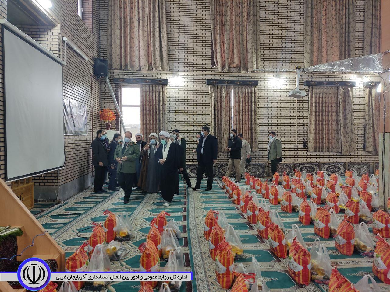 توزیع 1400 بسته معیشتی با حضور فرماندار نقده و فرمانده سپاه شهدای استان آذربایجان غربی