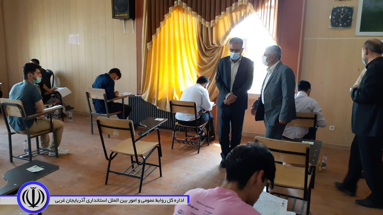 بازدید منوچهر شاکر فرماندار شهرستان از حوزه های برگزاری آزمون سراسری در حوزه شهرستان