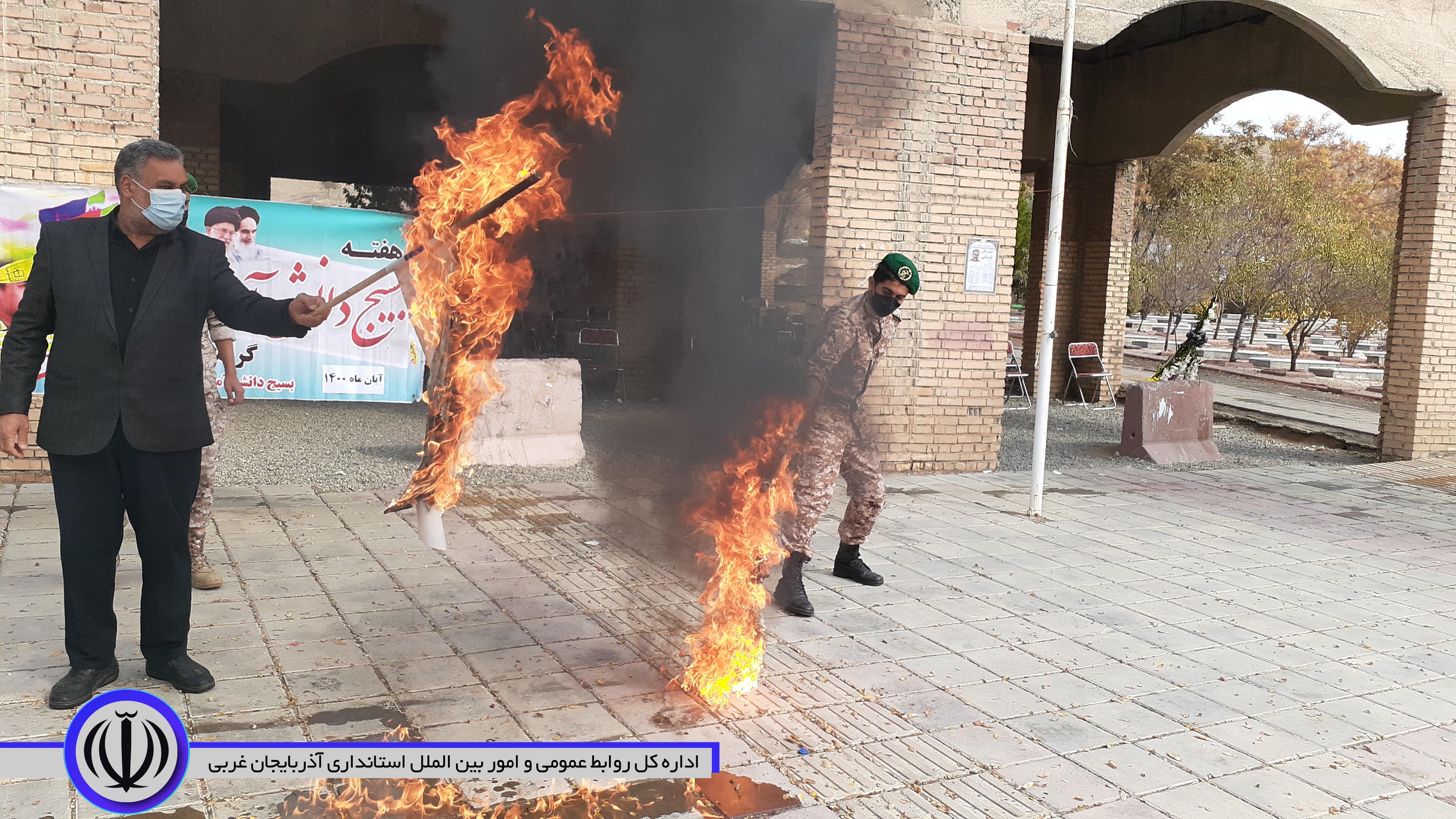 تجمع ضد استگباری و غبارروبی و عطر افشانی مزار مطهر شهدا با حضور فرماندار شهرستان
