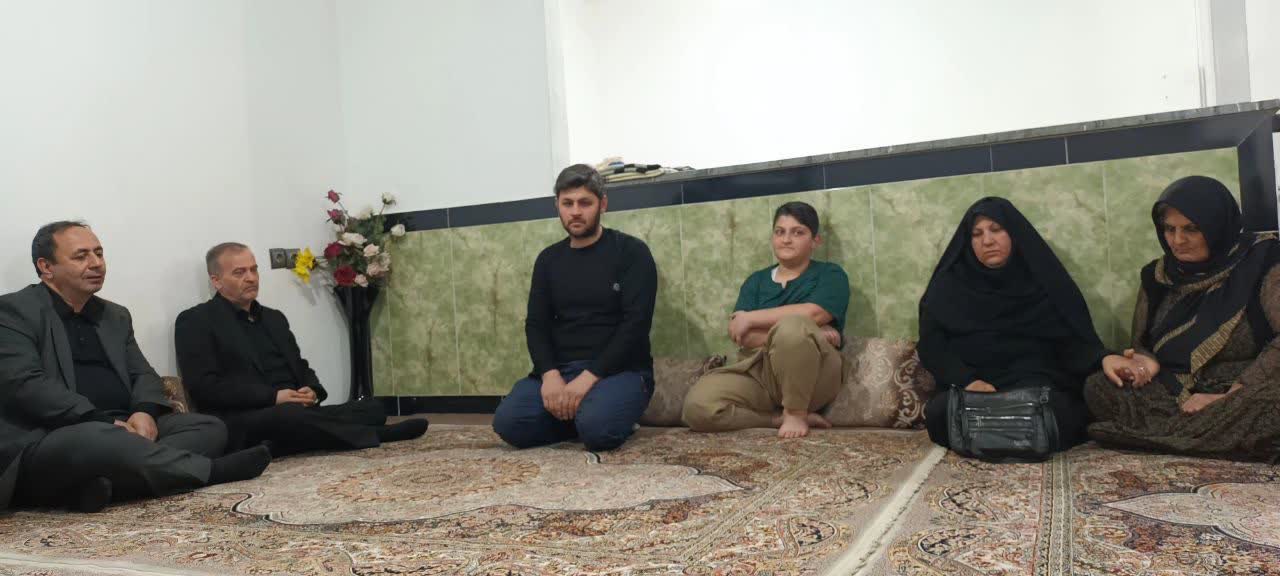 دیدار فرماندار شهرستان نقده بهمراه مسوولین استانی با جمعی از خانواده های شهدای حمله اخیر امریکای جنایتکار و رژیم صهیونیستی به نقاطی در نقده + تصاویر