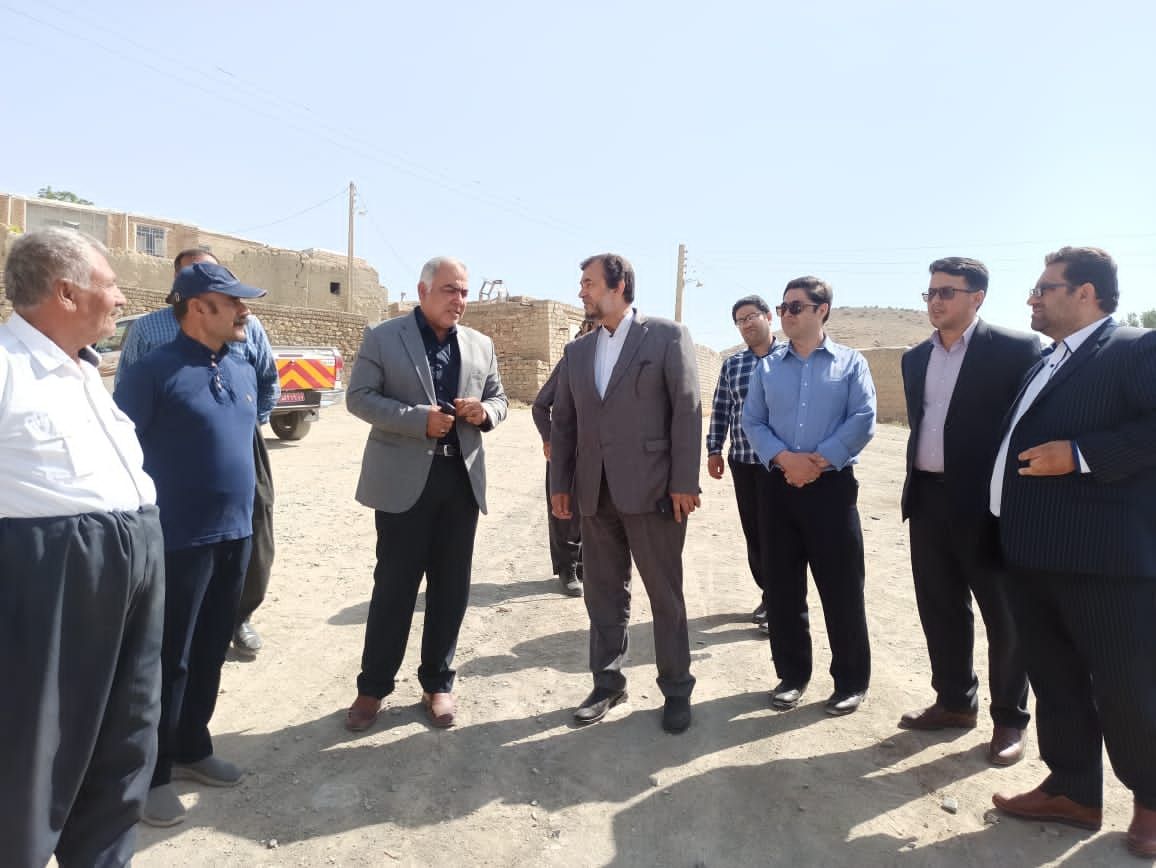 بازدید معاون فرماندار نقده از روند آسفالت محور روستای وزنه