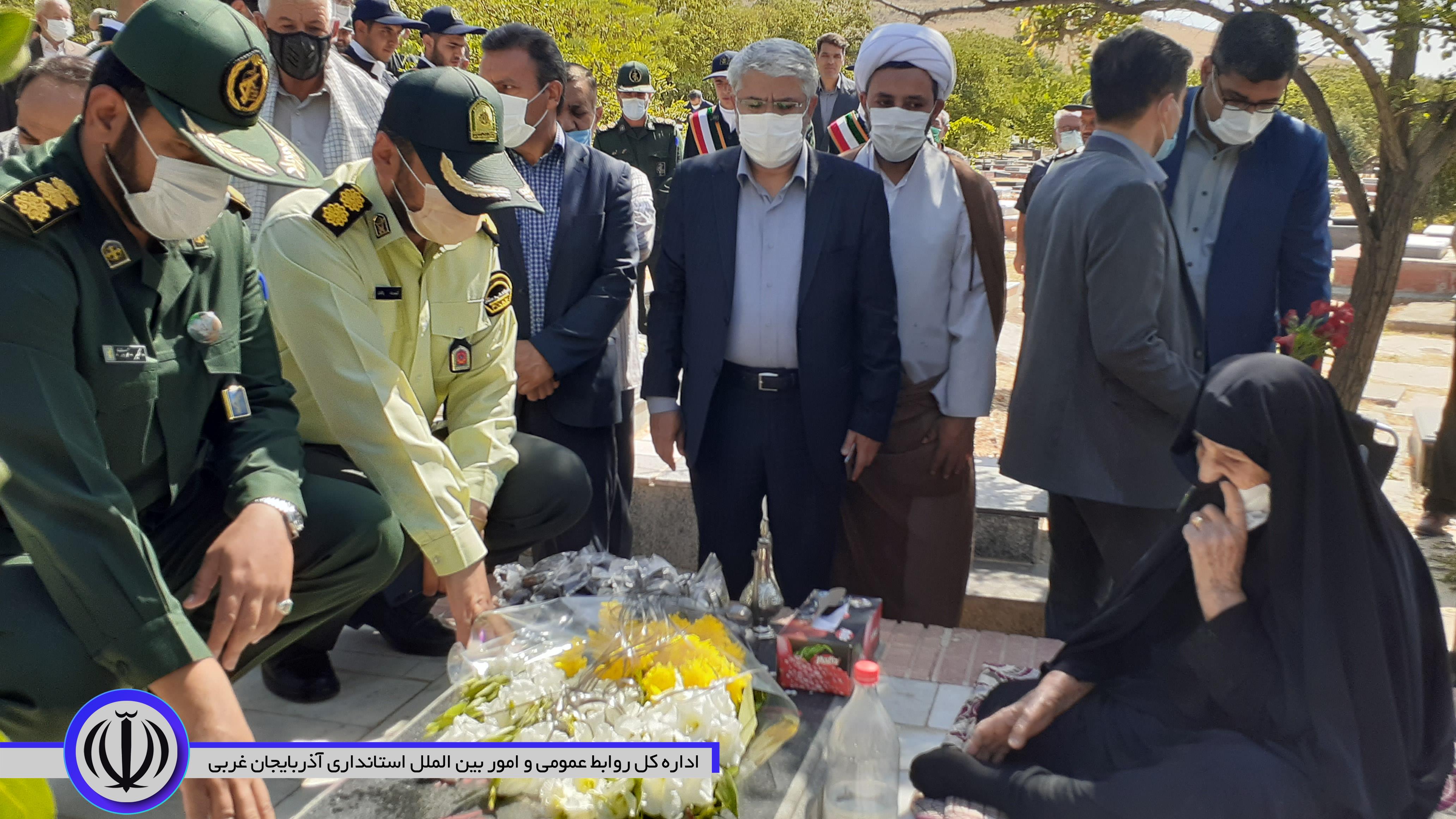 غبارروبی و عطر افشانی مزار مطهر شهداء با حضور منوچهر شاکر فرماندار شهرستان