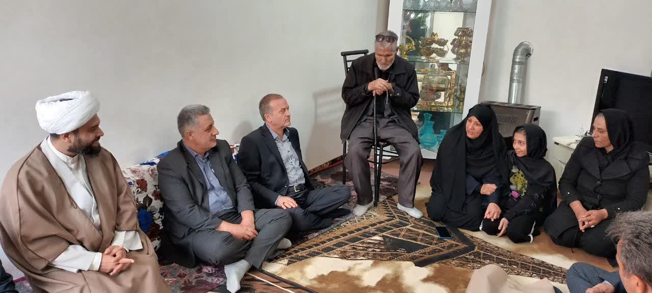 دیدار فرماندار شهرستان نقده با خانواده شهید توحید بایرام زاده و تجلیل از دختر این شهید بزرگوار