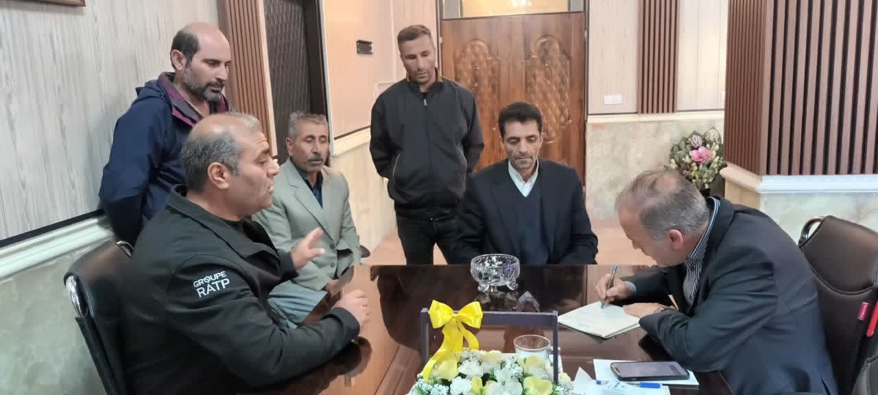 ملاقات مردمی و دیدار چهره به چهره امیرعباس جعفری فرماندار شهرستان نقده  با مردم شریف شهرستان در راستای رسیدگی به مشکلات مردمی + تصاویر