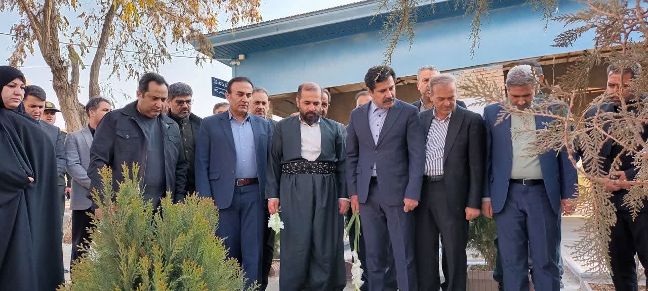 حضور معاون رئیسجمهور در امور توسعه روستایی و مناطق محروم کشور در مزار شهدا و تجدید میثاق با آرمانهای شهدا در بدو ورود به شهرستان نقده