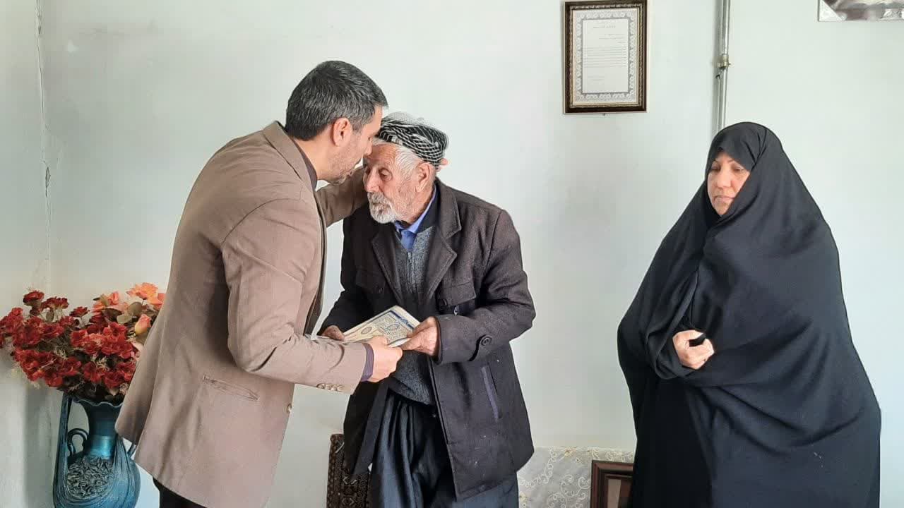 دیدار فرماندار شهرستان نقده با خانواده های معظم شهید علی رضا قلی زاده و شهید زیاد زاهد