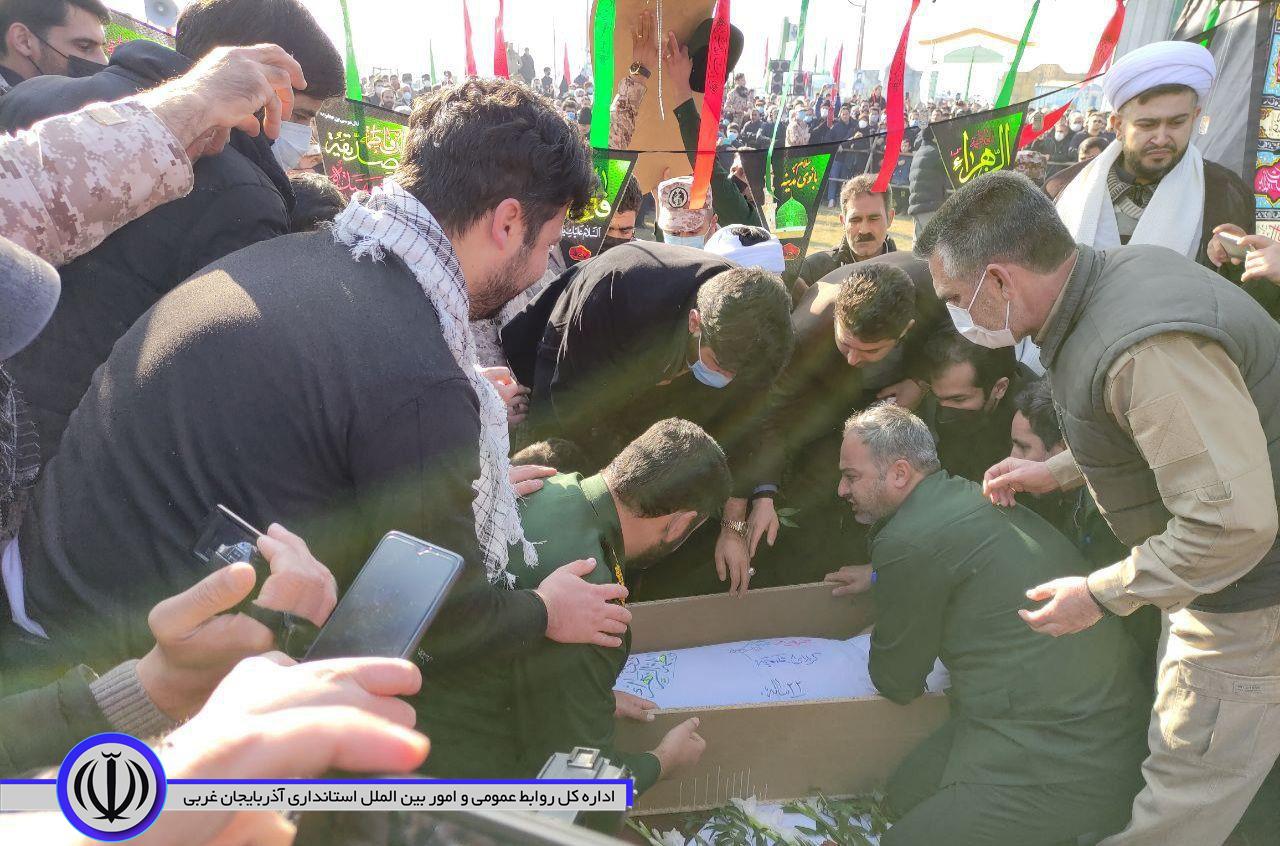 مراسم تدفین پیکر مطهر شهید گمنام در یادمان شهید بروجردی شهرستان برگزار شد