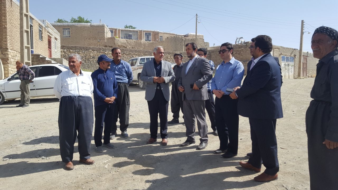 بازدید معاون فرماندار نقده از روند آسفالت محور روستای وزنه